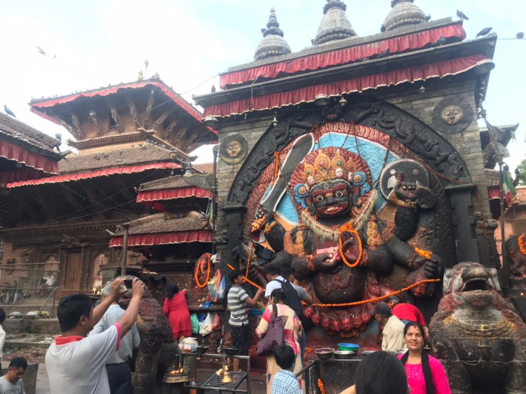 ヒンドゥーと仏教が入り混じった独特の雰囲気のダルバール広場